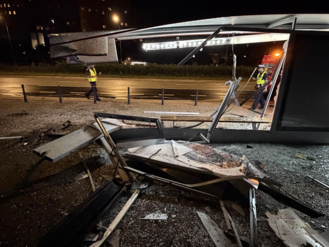 W BMW staranował przystanek. Wcześniej stracił prawo jazdy