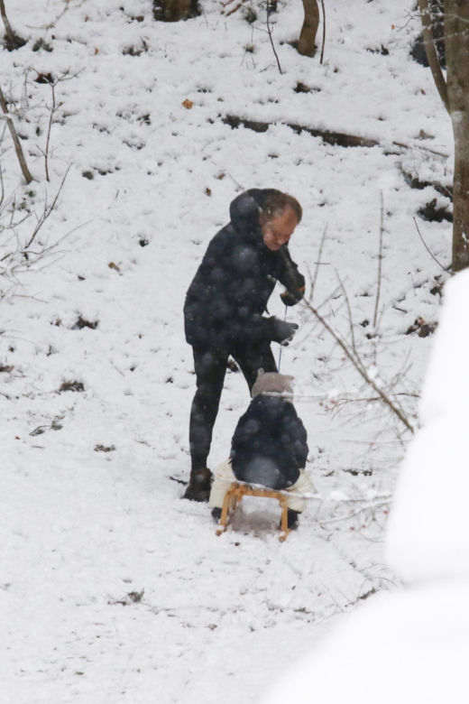 Donald Tusk na sankach z wnuczkami