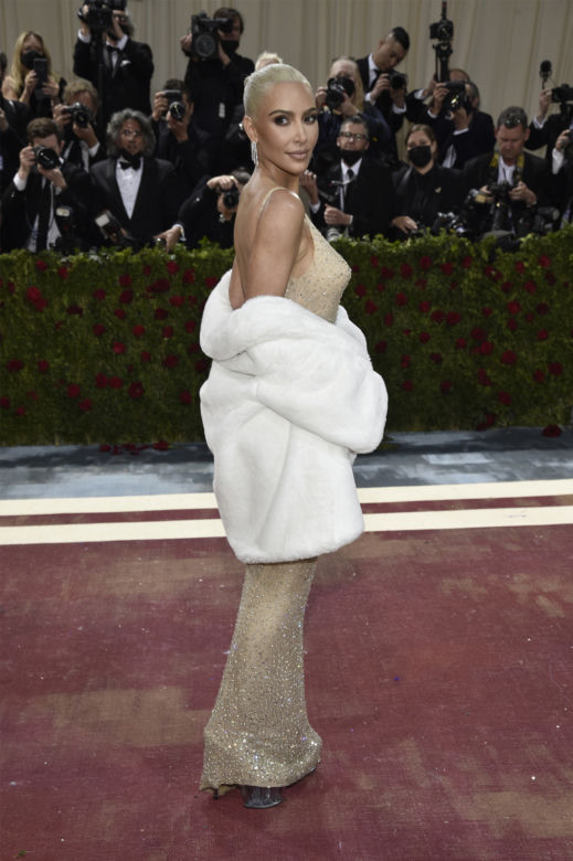 Kim Kardashian ZNISZCZYŁA sukienkę Marylin Monroe! Nie udało jej się w nią zmieścić [ZDJĘCIA]