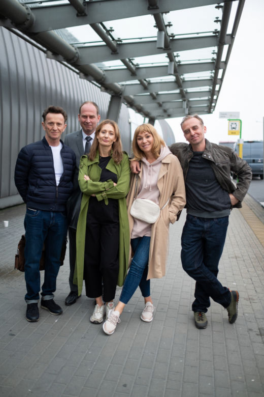 Usta Usta 4 sezon. Adam (Paweł Wilczak), Iza (Sonia Bohosiewicz), Piotrek (Wojciech Mecwaldowski), Agnieszka (Magdalena Popławska), Krzysztof (Marcin Perchuć)