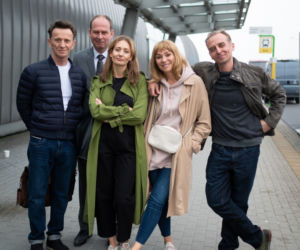 Usta Usta 4 sezon. Adam (Paweł Wilczak), Iza (Sonia Bohosiewicz), Piotrek (Wojciech Mecwaldowski), Agnieszka (Magdalena Popławska), Krzysztof (Marcin Perchuć)