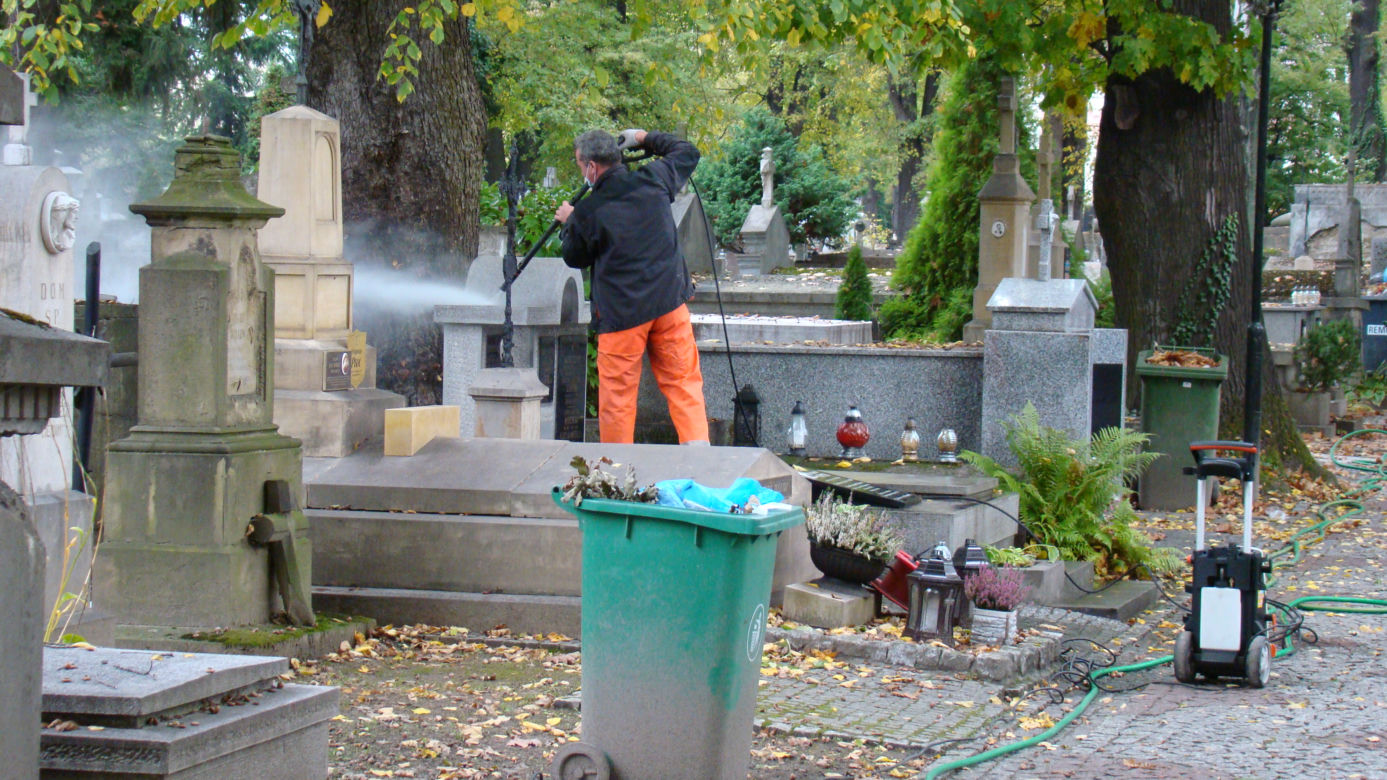 Wielkie sprzątanie cmentarzy w Tarnowie