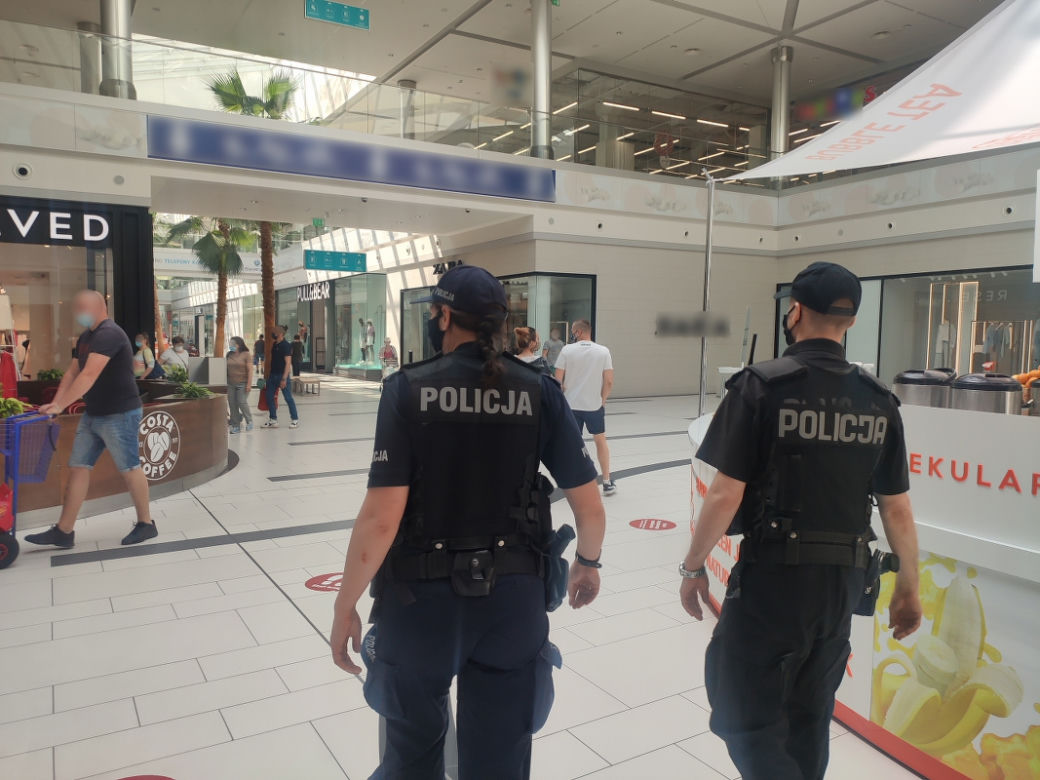 Mieszkańcy Torunia zdjęli maseczki i ruszyli na miasto. Policja sprawdza, czy nie łamią obostrzeń
