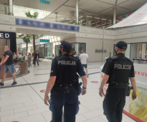 Mieszkańcy Torunia zdjęli maseczki i ruszyli na miasto. Policja sprawdza, czy nie łamią obostrzeń
