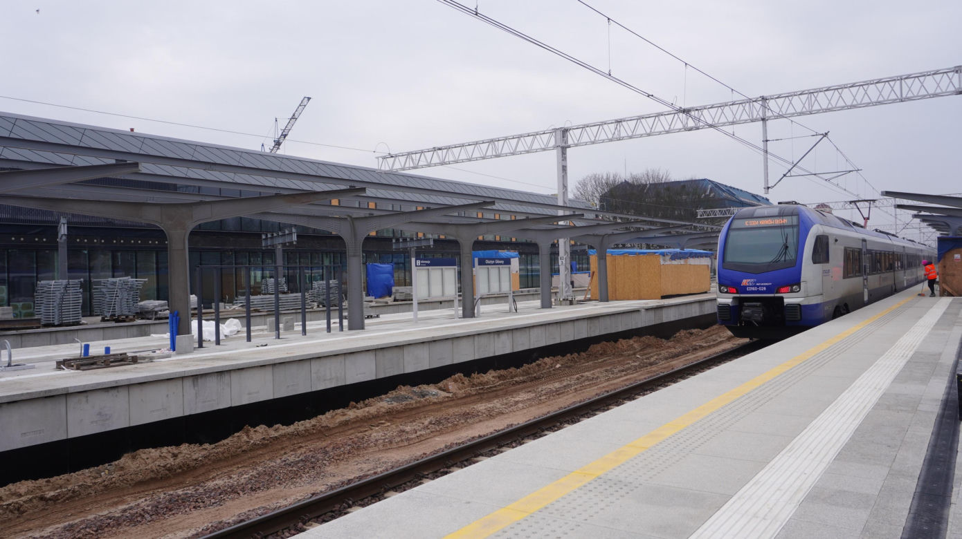 Dworzec Olsztyn Główny coraz bliżej. Postępują prace przy budynku oraz na peronach