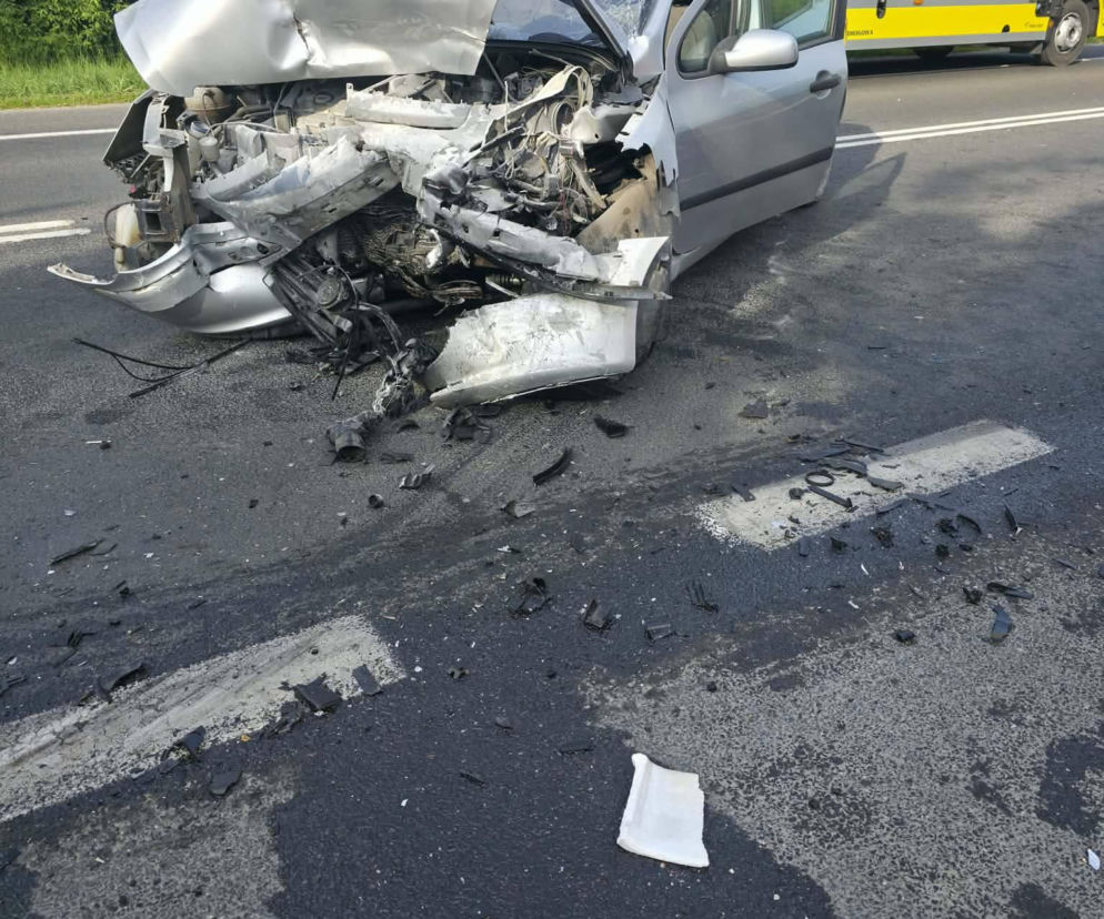 Koszmarny wypadek na DK nr 10 w Kujawsko-Pomorskiem. Zginęła kobieta, pięcioro dzieci w szpitalu