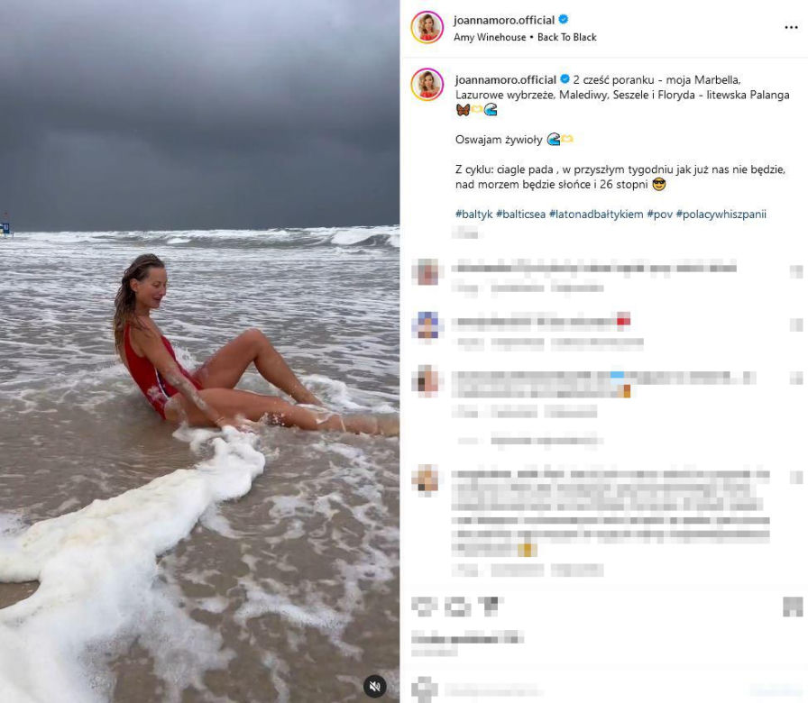 Joanna Moro kuca w lesie