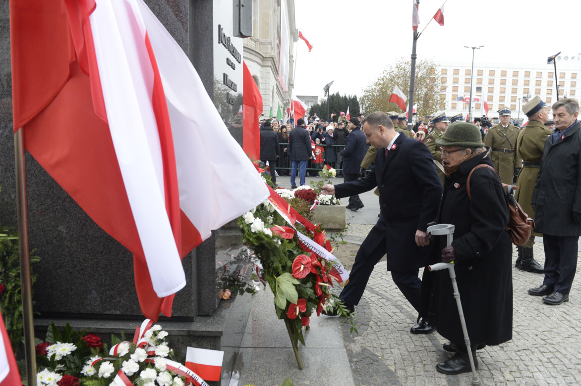 Andrzej Duda pod pomnikiem Józefa Piłsudskiego położył tylko dwie róże 