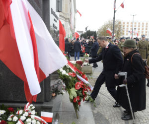 Andrzej Duda pod pomnikiem Józefa Piłsudskiego położył tylko dwie róże 