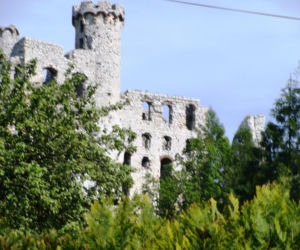 To najpiękniejszy zamek w województwie śląskim. Znajduje się w malowniczej wsi