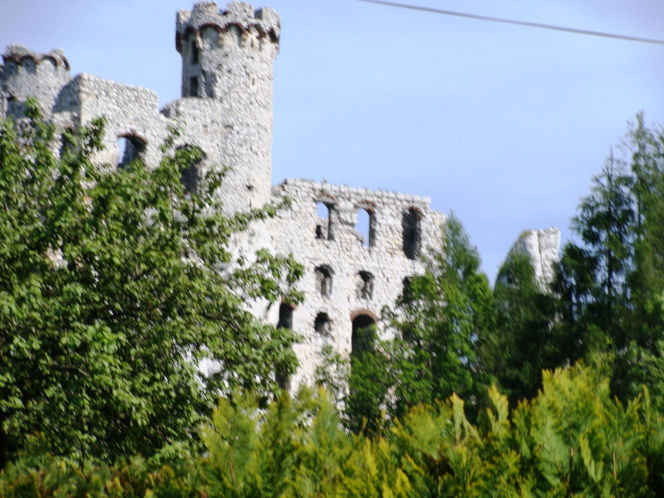 To najpiękniejszy zamek w województwie śląskim. Znajduje się w malowniczej wsi