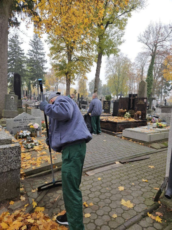 Siedlce: Osadzeni z Zakładu Karnego robią porządki na terenie cmentarza