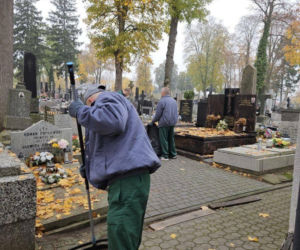 Siedlce: Osadzeni z Zakładu Karnego robią porządki na terenie cmentarza