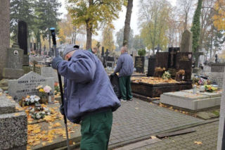 Siedlce: Osadzeni z Zakładu Karnego robią porządki na terenie cmentarza