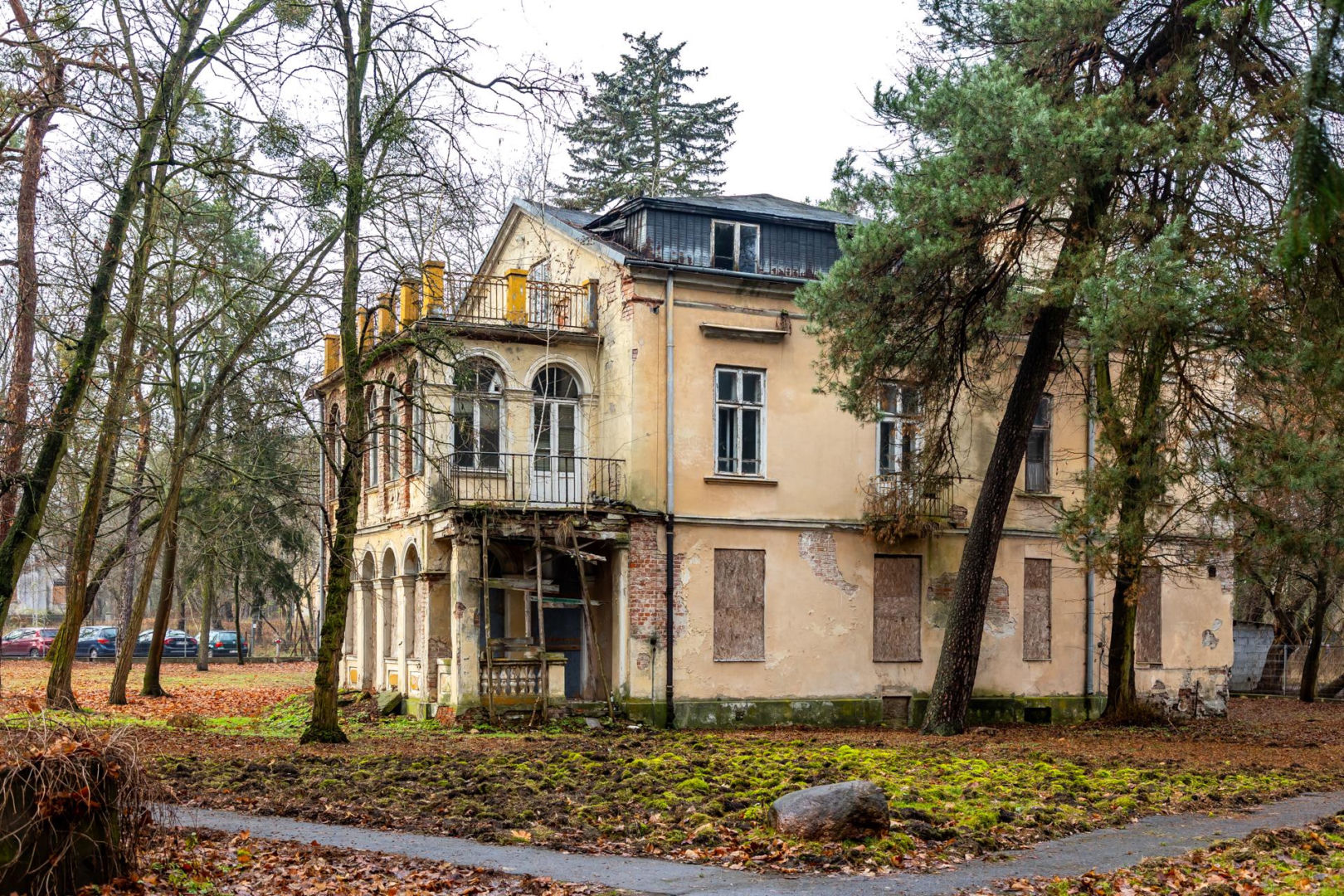 Opuszczona willa w Konstancinie