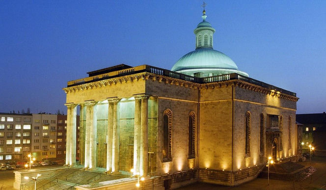 To największa archikatedra w Polsce. Symbol niepodległości i buntu wobec władz komunistycznych