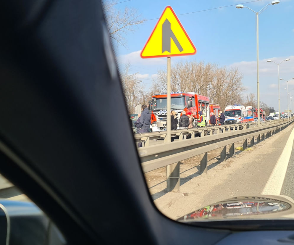 Wypadek na S86 w Katowicach. Zderzyło się kilka samochodów. Droga w kierunku centrum zablokowana