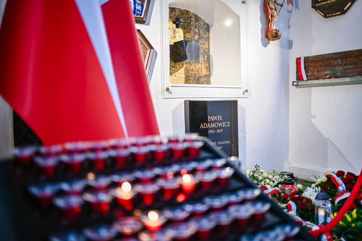 Grób Pawła Adamowicza i miejsce zamachu w szóstą rocznicę tragedii
