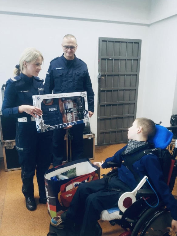 Olaf został najmłodszym policjantem w Małopolsce. Dzień 14. urodzin zapamięta na długo
