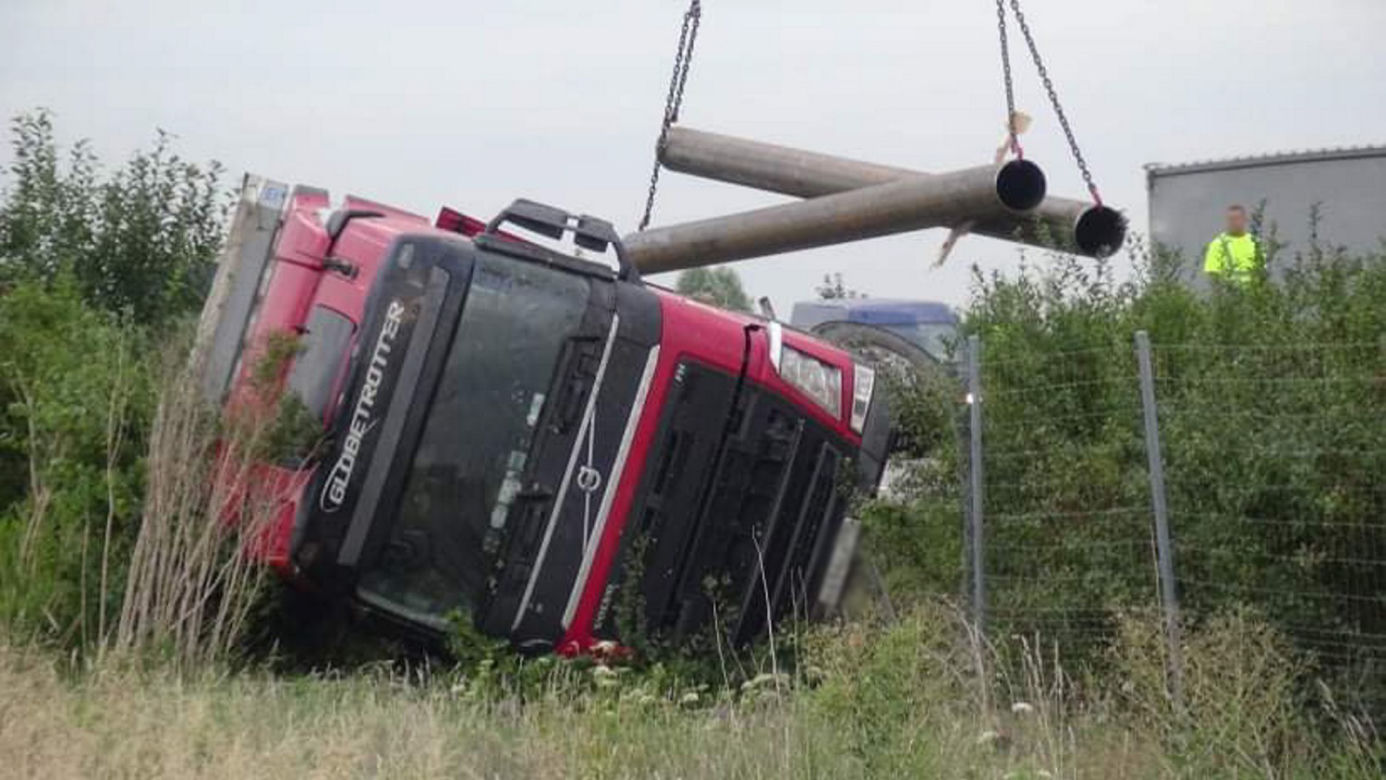 Ciężarówka zablokowała S8