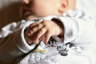 Matka zostawiła 4-miesięczne niemowlę w samochodzie i poszła na zakupy