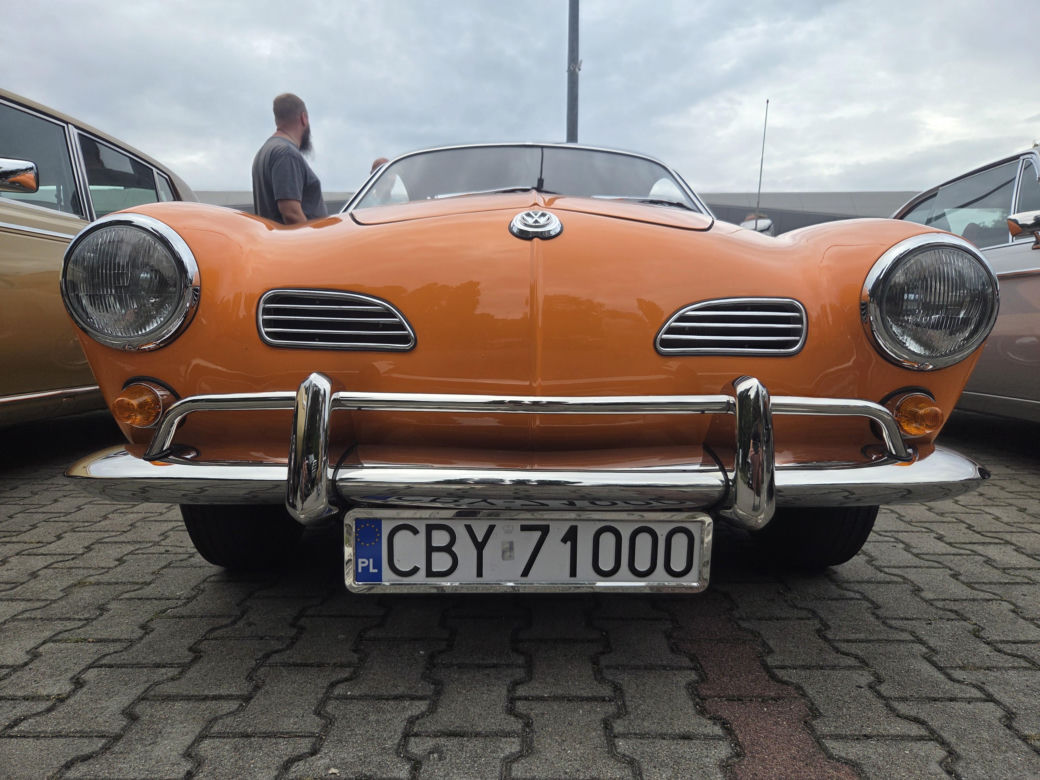 Motoryzacyjne legendy pod Torbydem. „Bydgoskie Klasyki Nocą” znów przyciągnęły tłumy