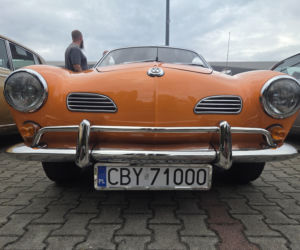Motoryzacyjne legendy pod Torbydem. „Bydgoskie Klasyki Nocą” znów przyciągnęły tłumy