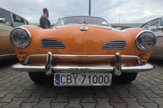Motoryzacyjne legendy pod Torbydem. „Bydgoskie Klasyki Nocą” znów przyciągnęły tłumy