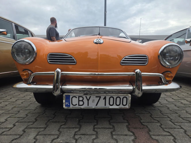 Motoryzacyjne legendy pod Torbydem. „Bydgoskie Klasyki Nocą” znów przyciągnęły tłumy