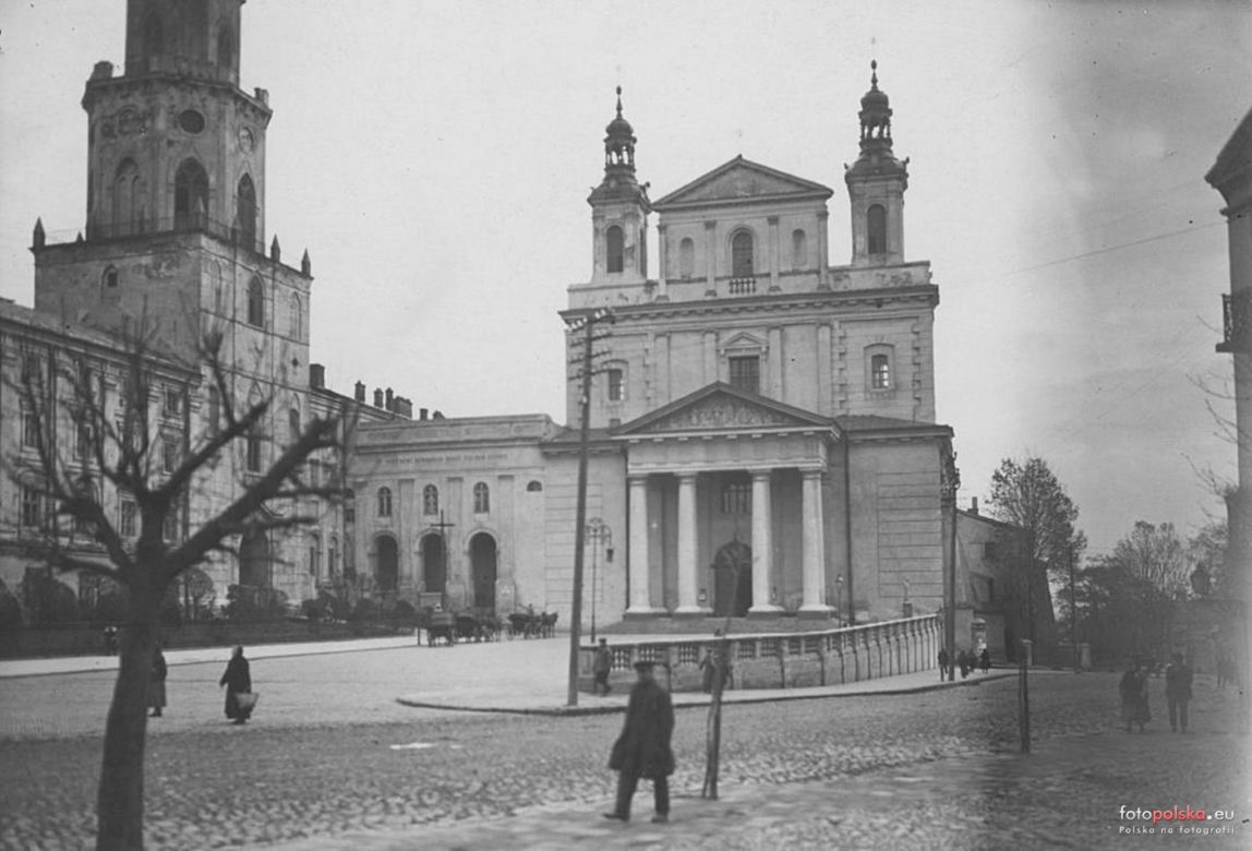 Jeden z pierwszych barokowych budynków wzniesionych poza Włochami. Znajduje się w stolicy woj. lubelskiego!