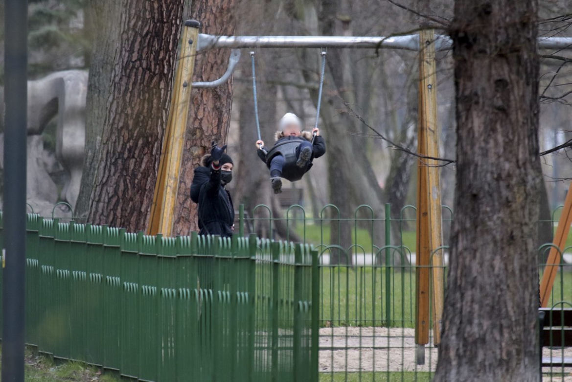 Marta Kaczyńska z synkiem na placu zabaw