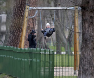 Marta Kaczyńska z synkiem na placu zabaw