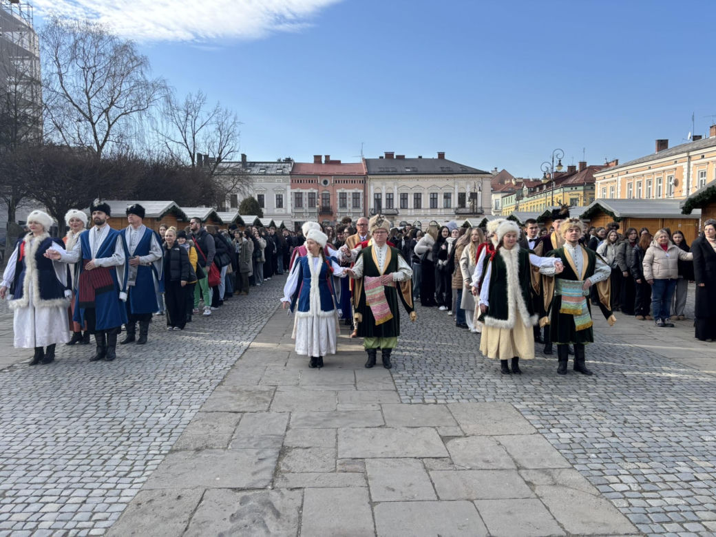 Maturzyści z Nowego Sącza zatańczyli poloneza na Rynku 