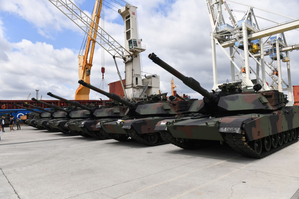 Pierwsze 14 czołgów Abrams jest rozładowywanych w porcie w Szczecinie