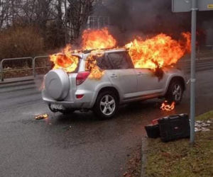 Płonący samochód