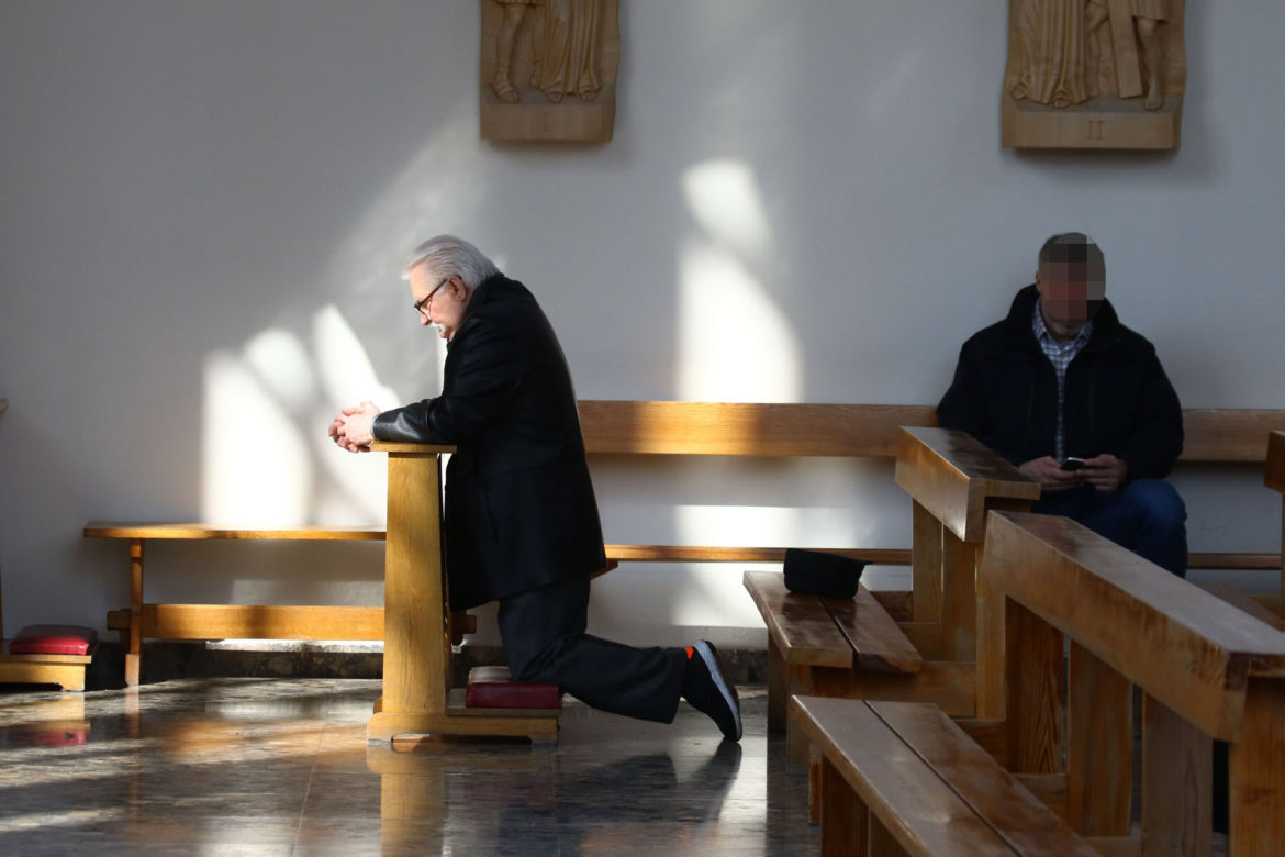 Lech Wałęsa daje pieniądze pod kościołem