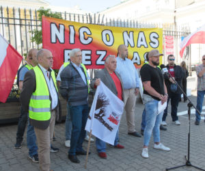 Taksówkarze przyszli pod ratusz. „Chcemy lepszych płac i godnego życia!”