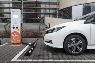 Uważaj, gdzie ładujesz auto w Polsce. Możesz przepłacić nawet 168 zł!