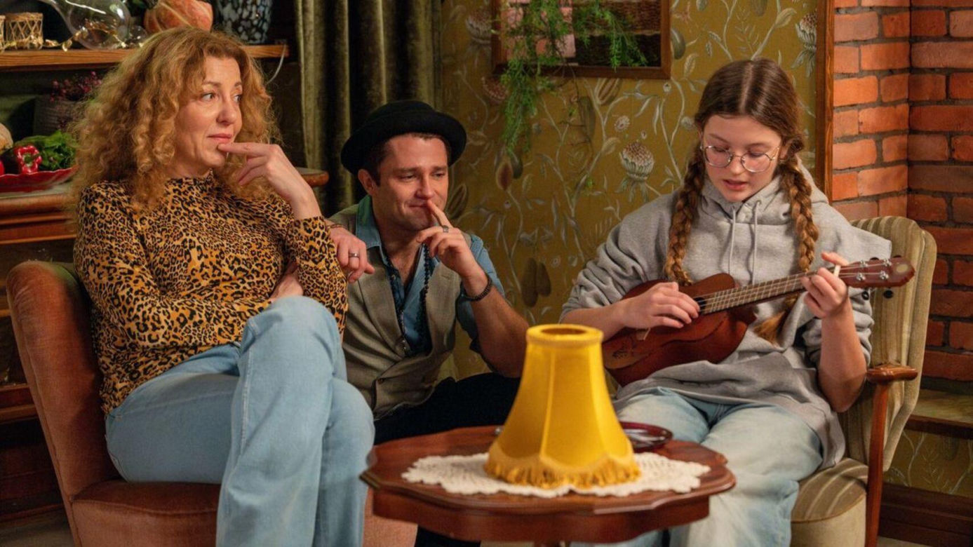 Barwy szczęścia odc. 3193. Pola (Gabriela Szewczyk), Ania Żabcia (Hanna Klepacka),  Broda (Andrzej Popiel)