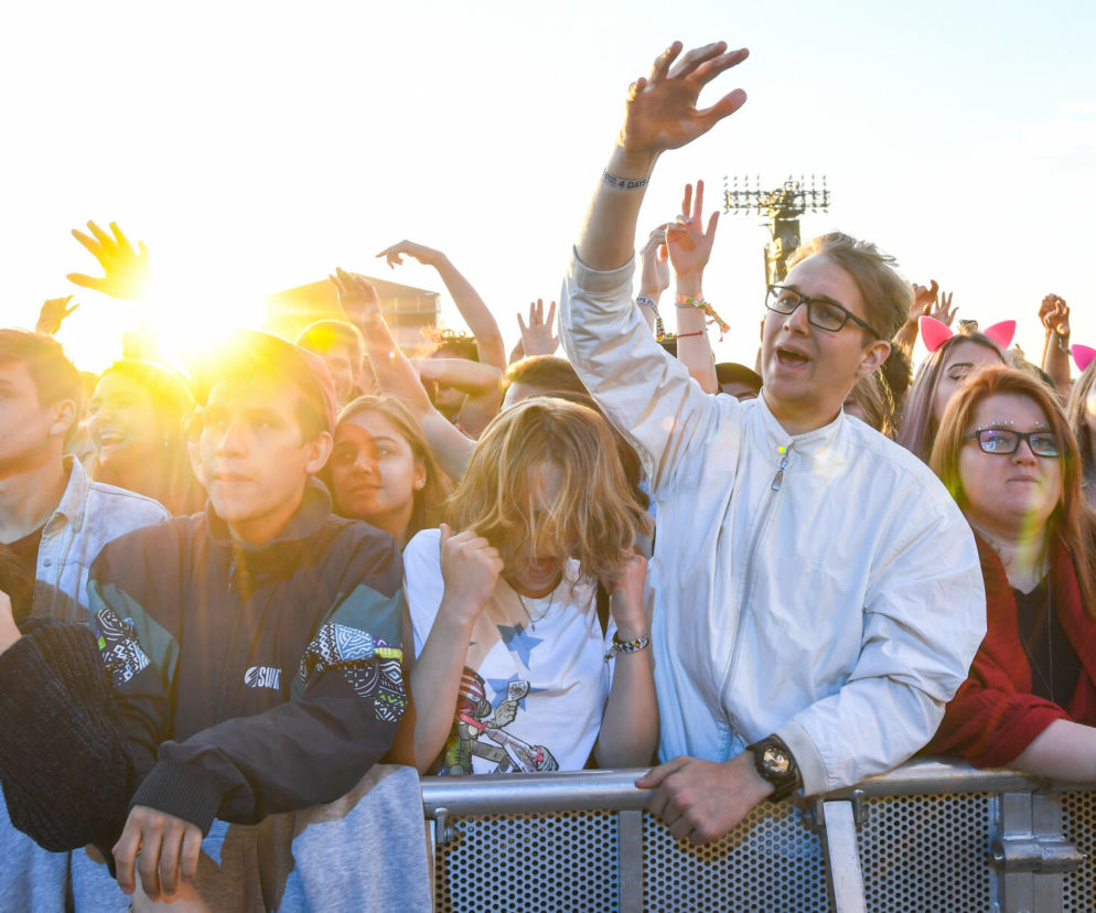 Młodzi ludzie na festiwalu