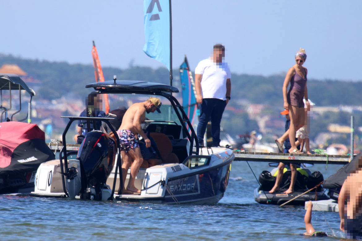 Borys Szyc z rodziną nad Bałtykiem