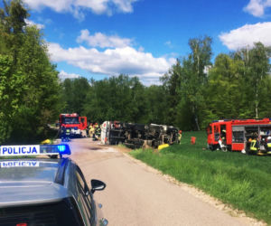 Brzozówka. Wypadek cysterny. Wylał się płyn, kierowca był uwięziony