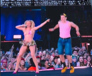 Radny z Konina na scenie z Zara Larsson