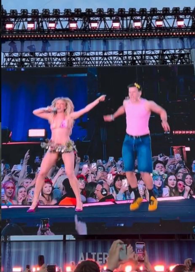 Radny z Konina na scenie z Zara Larsson