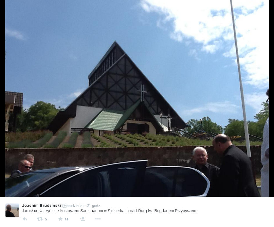 Wyluzowany Kaczyński na łódce bez krawata [ZDJĘCIA]