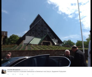 Wyluzowany Kaczyński na łódce bez krawata [ZDJĘCIA]