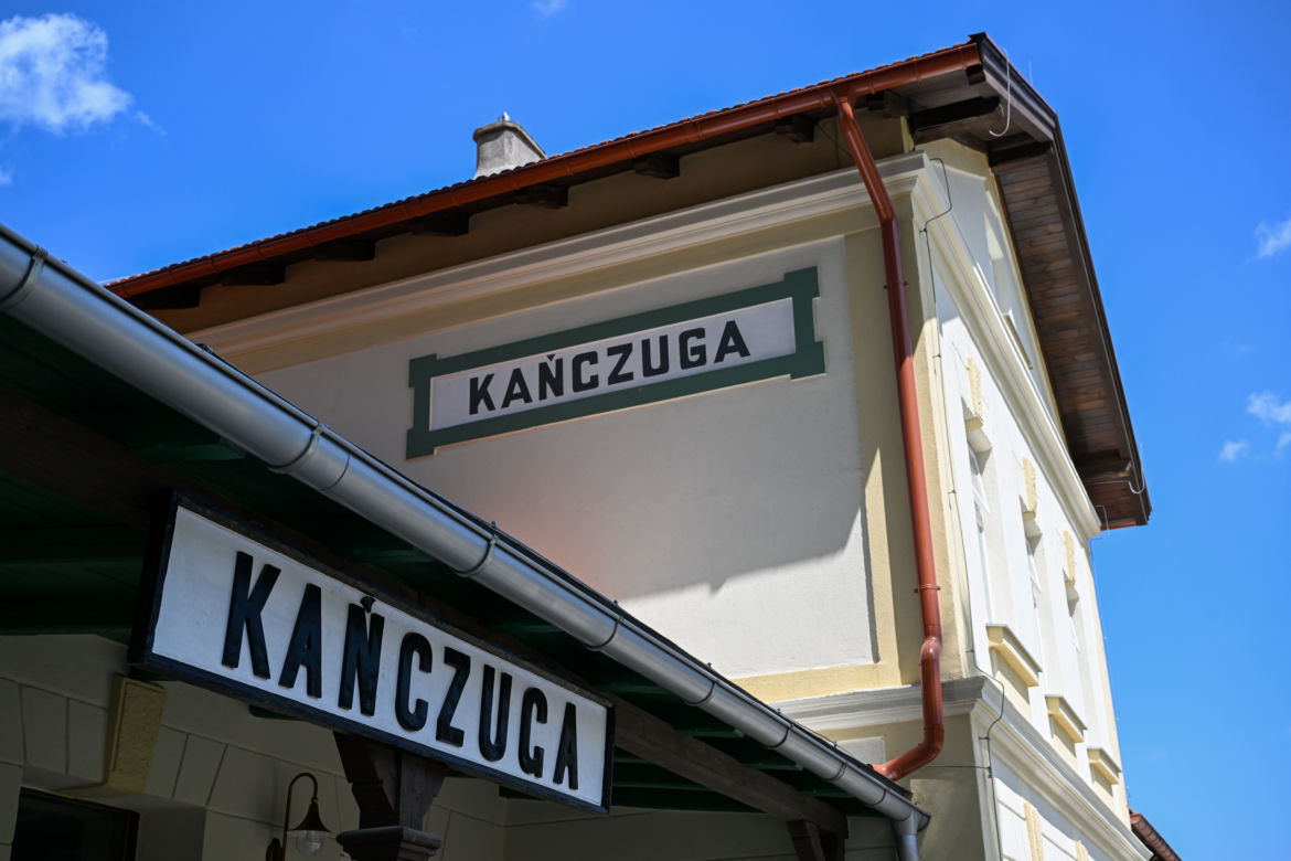 Odnowiona stacja kolejki wąskotorowej w Kańczudze