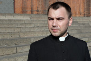 Kim jest ksiądz Andrzej Dębski? Duchowny wywołał potężny skandal seksualny