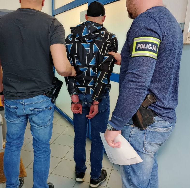 Łódzkie: Pili z nim alkohol, potem bestialsko zabili go siekierą. Ciało owinęli workami i wyrzucili do lasu 