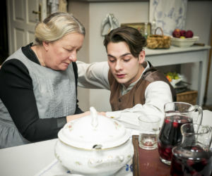 Drogi wolności. gosposia Biernackich (Maria Maj), Jerzy Raczek (Damian Kret)